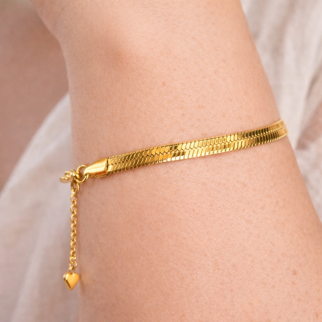 Heartline gold bracelet for women close-up with clasp and heart charm