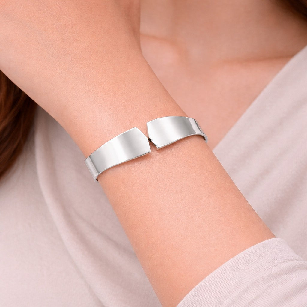 Silver bangle on a women wrist